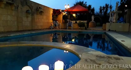 House with communal swimming pool and garden, Family and Pets friendly!