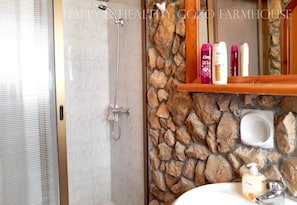 Shower, hair dryer, towels, soap - House with communal swimming pool and garden, Family and Pets friendly! (L-Gharb)