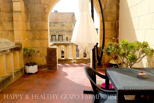 Talo, jossa on uima-allas ja puutarha, perhe- ja lemmikkieläinystävällinen!