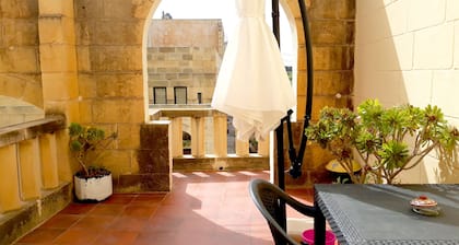 Talo, jossa on uima-allas ja puutarha, perhe- ja lemmikkieläinystävällinen!