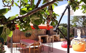 Outdoor dining - House with communal swimming pool and garden, Family and Pets friendly! (L-Gharb)