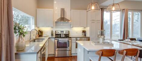 Køleskab, mikrobølgeovn, ovn, kogeplade