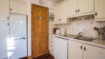House | Private kitchen | Fridge, microwave, oven, stovetop