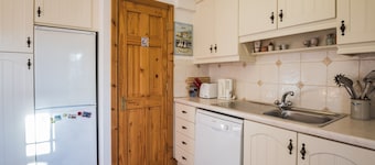 Dunfanaghy - Sea Views- in Village - Parking