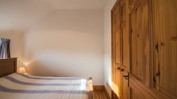 House | 2 bedrooms, premium bedding, iron/ironing board, free WiFi
