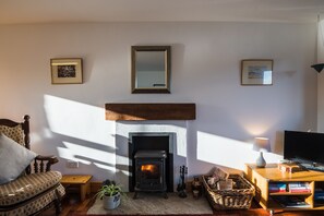House | Living room | 30-inch TV with digital channels, fireplace - Dunfanaghy - Sea Views- in Village - Parking (Dunfanaghy)