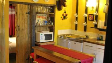 Réfrigérateur, four à micro-ondes, un four, surface de cuisson