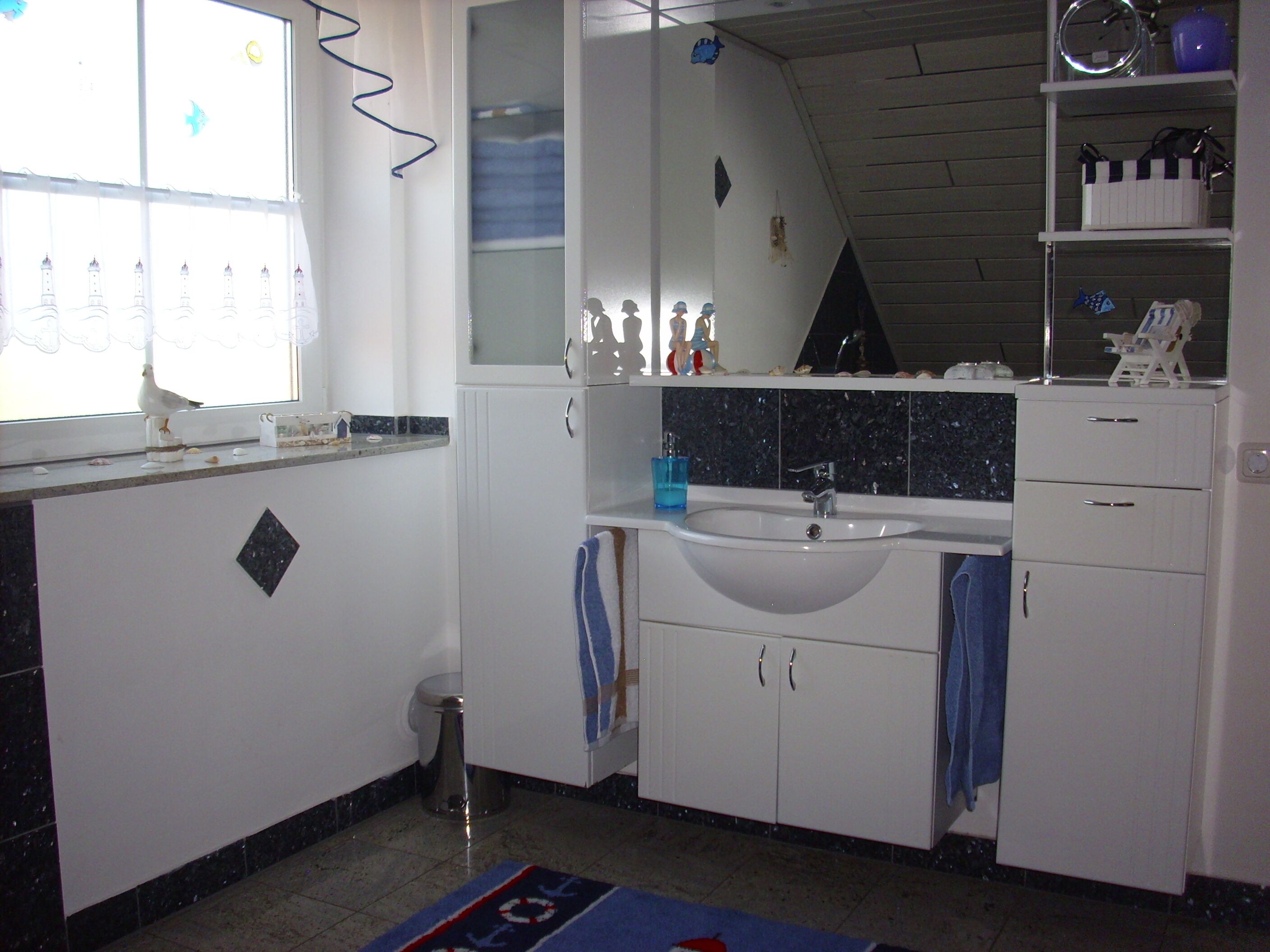Großes Bad mit Dusche und Badewanne