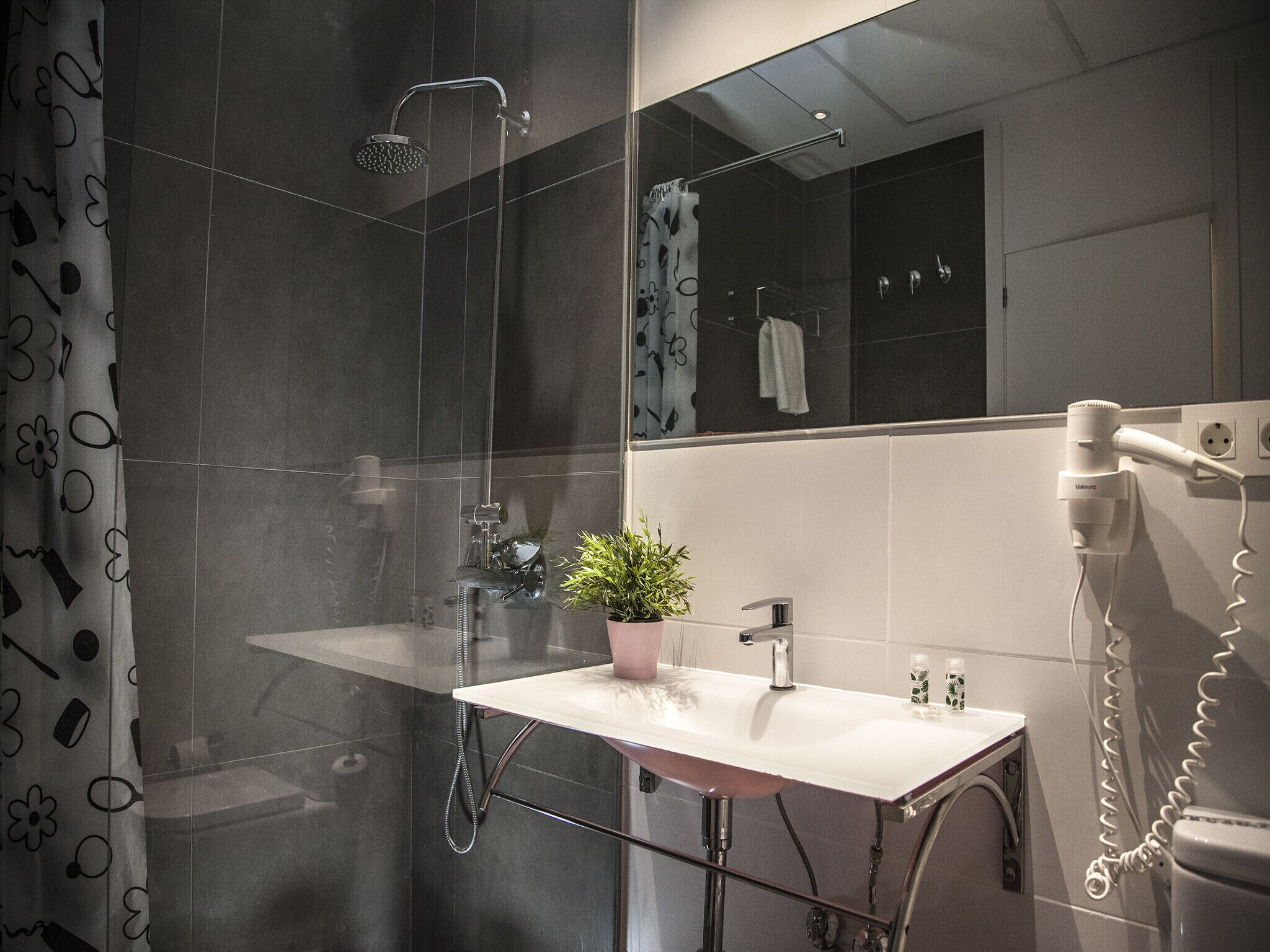 Een douche, een haardroger, een bidet, handdoeken