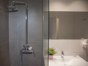 Shower, hair dryer, bidet, towels - Flats Friends Soho Suites 2 bedrooms (Valencia)