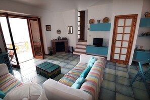 TV, fireplace - Villa with picturesque views on three floors with garden and two parking spaces (San Nicola Arcella)