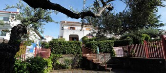 Villa with picturesque views on three floors with garden and two parking spaces