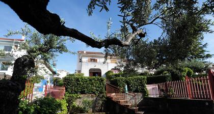 Villa avec des vues pittoresques sur trois étages avec jardin et deux places de parking