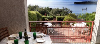 Villa with picturesque views on three floors with garden and two parking spaces