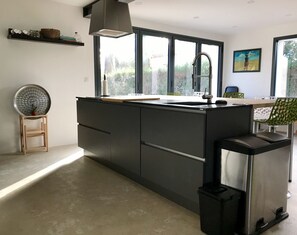 Een koelkast, een oven, een kookplaat, een vaatwasser