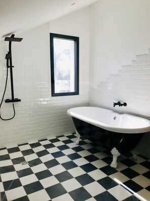 Badewanne, Haartrockner, Handtücher, Toilettenpapier