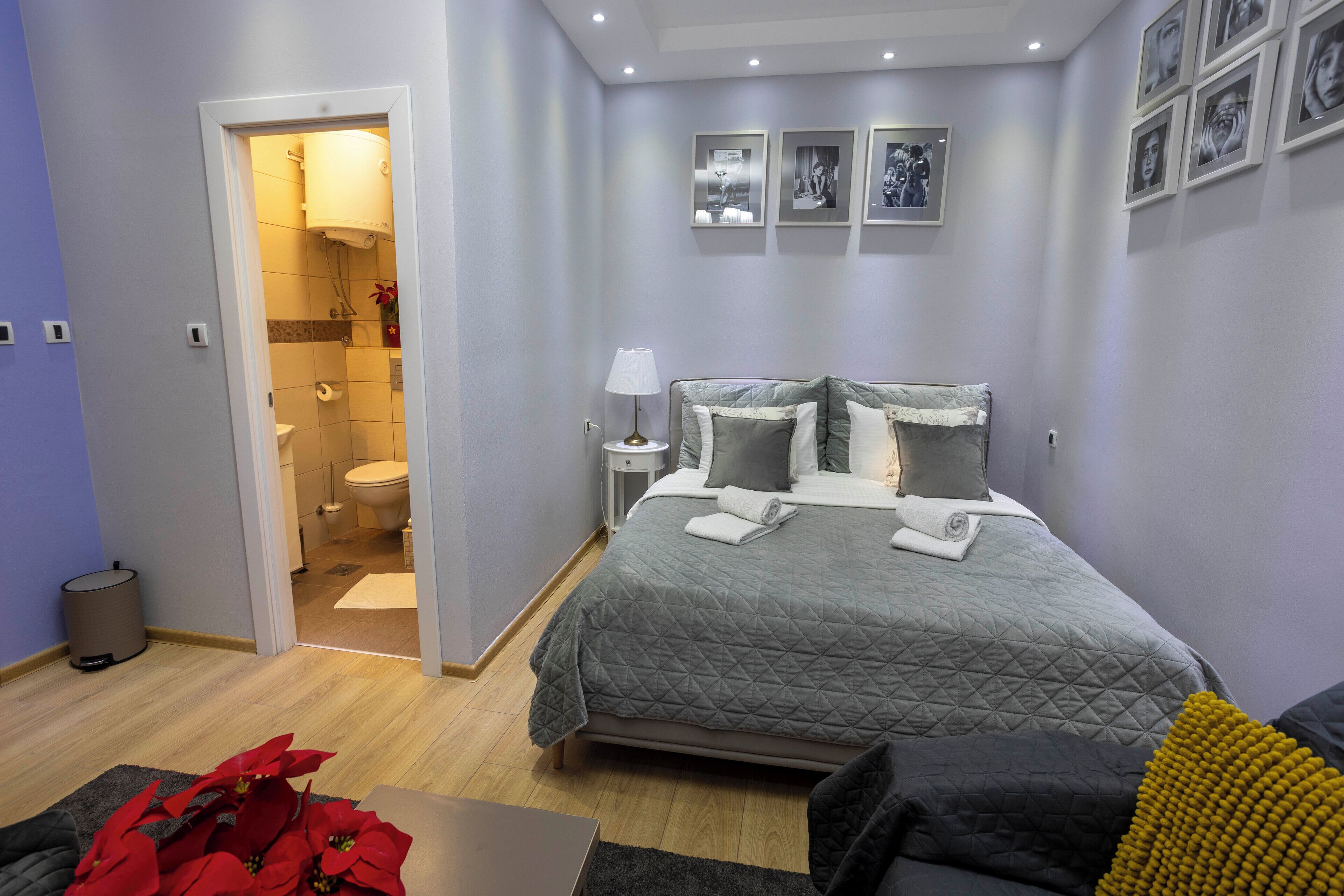 Economy kamer, 1 twee- of 2 eenpersoonsbedden, 1 kingsize bed, uitzicht op tuin | 1 slaapkamer, een bureau, gratis wifi, beddengoed