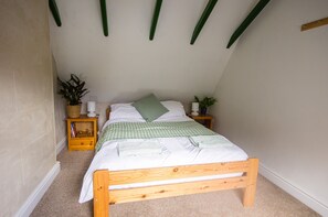 2 bedrooms, travel cot, free WiFi, bed sheets - Station Cottage - Perfect venue for a Shropshire holiday (Bucknell)