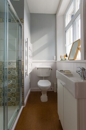 Dusche, Haartrockner, Handtücher, Toilettenpapier