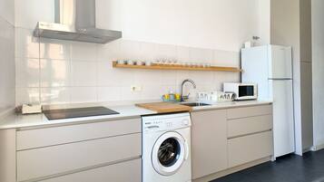 Een koelkast, een microgolfoven, een oven, een kookplaat