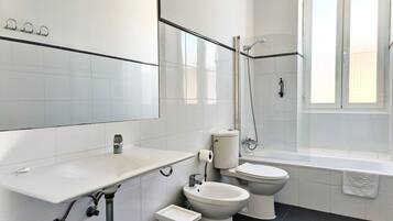 Een bad, een haardroger, een bidet, handdoeken