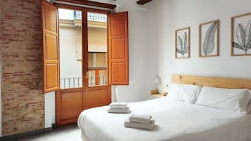 Caja fuerte, tabla de planchar con plancha, wifi gratis y ropa de cama