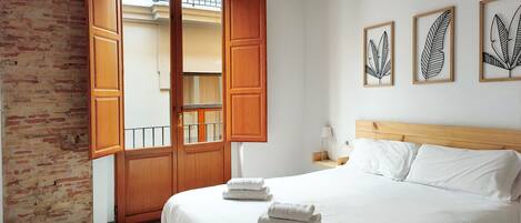 Caja fuerte, tabla de planchar con plancha, wifi gratis y ropa de cama