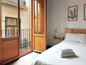 Caja de seguridad en la habitación y tabla de planchar con plancha 