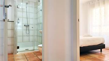 Een douche, een haardroger, handdoeken, zeep