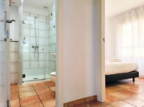 Douche, sèche-cheveux, serviettes fournies, savon