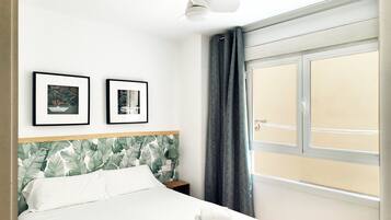 1 slaapkamer, een kluis op de kamer, een laptopwerkplek