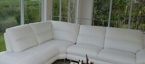 Interior - Open-air, ideal for families, 5 minutes from the beach Ideal for filming music videos (Sainte-Rose)
