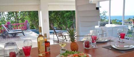 تناول الطعام بالخارج