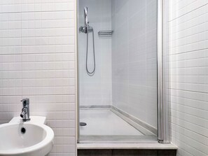 Dusche, Haartrockner, Bidet, Handtücher