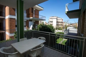 Outdoor dining - M027 - Marcelli, three-room apartment with terrace 150 meters from the sea (Marcelli)