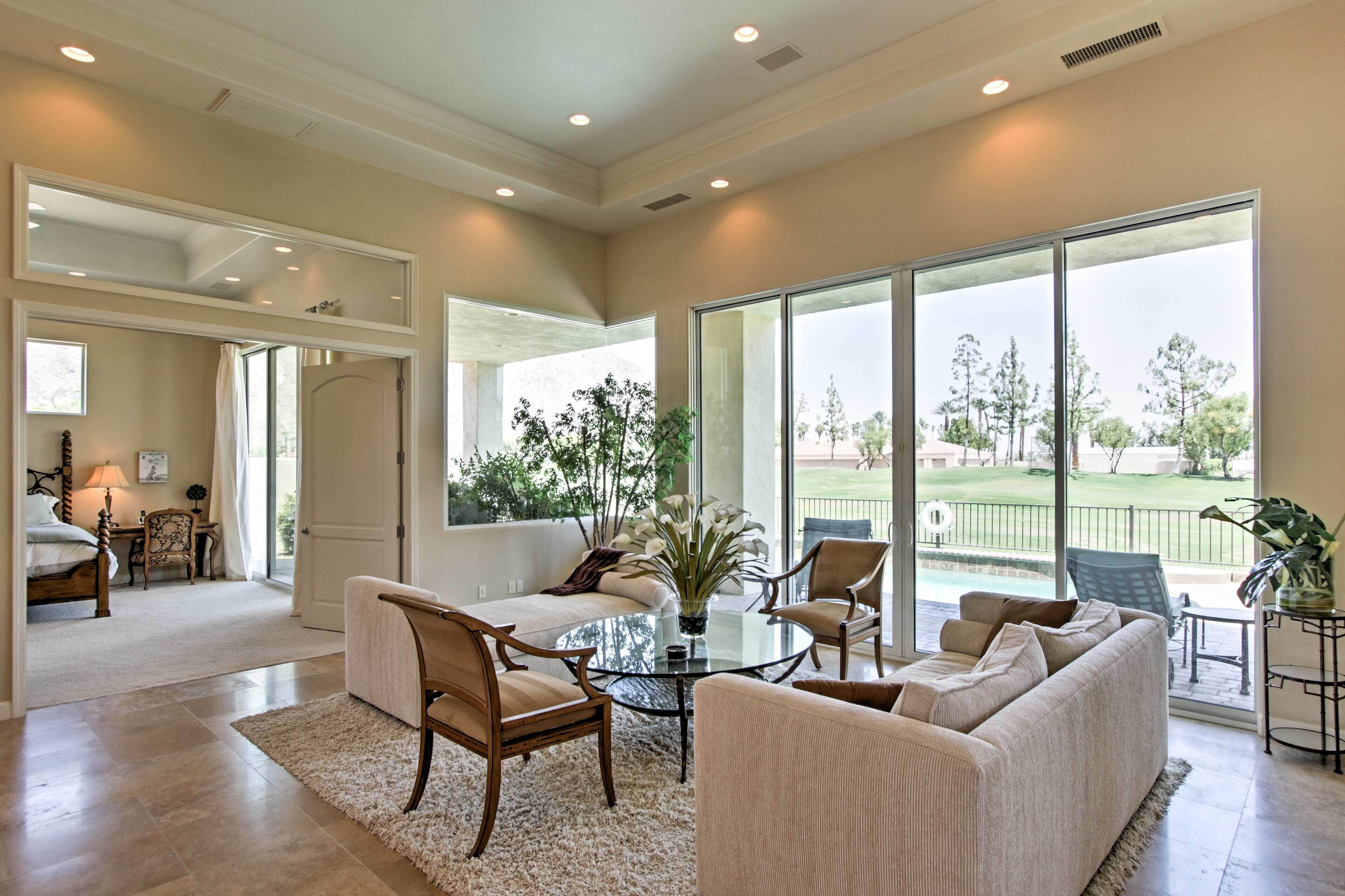 Smart-tv, een open haard en een printer