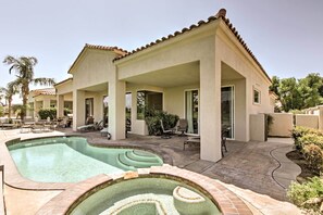 Utendørsbasseng og et oppvarmet basseng