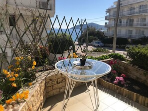 Outdoor dining - Peaceful Garden on the Sea (Porto Rafti)