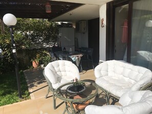 Outdoor dining - Peaceful Garden on the Sea (Porto Rafti)