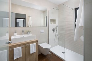 Haartrockner, Handtücher, Shampoo, Toilettenpapier