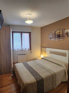 3 bedrooms, iron/ironing board, travel cot, free WiFi - Self catering Aptos rurales Camino Picos de Europa for 9 people (Cangas de Onís)