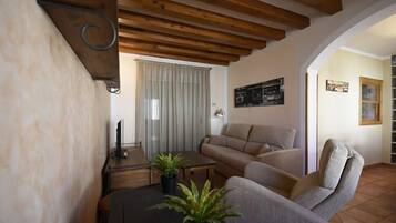 Een televisie en een open haard