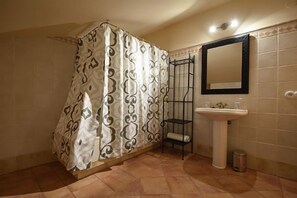 Bathroom - Cottage (full rental) El Refinio del Resinero for 8 people (Coca)