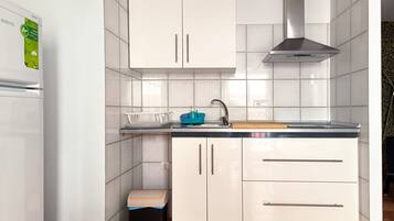 Frigorífico, microondas, placa de cocina y cafetera o tetera