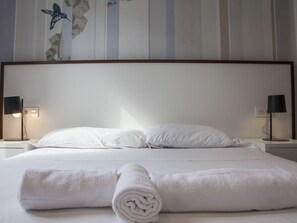 3 chambres, coffres-forts dans les chambres, fer et planche à repasser