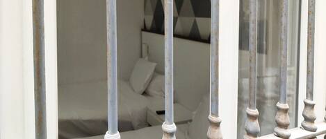 Safe på rommet, strykejern/-brett, wi-fi (inkludert) og sengetøy