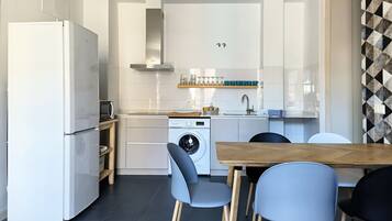 Kühlschrank, Mikrowelle, Herdplatte, Wasserkocher mit Kaffee-/Teezubehör