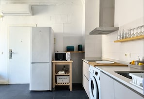 Réfrigérateur, micro-ondes, plaque de cuisson, cafetière/bouilloire