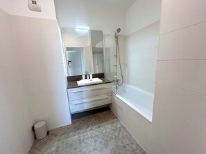 Combined shower/tub, hair dryer, towels, toilet paper - L'appartement Rostro (Paris)