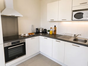 Fridge, microwave, oven, stovetop - L'appartement Rostro (Paris)